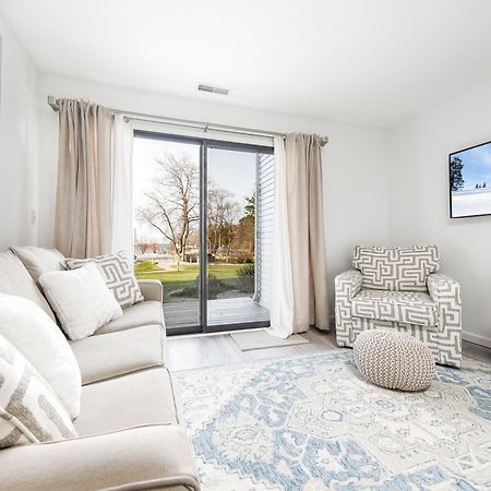 Gorgeous 2 Bedroom Lake View Condo Травърс Сити Екстериор снимка